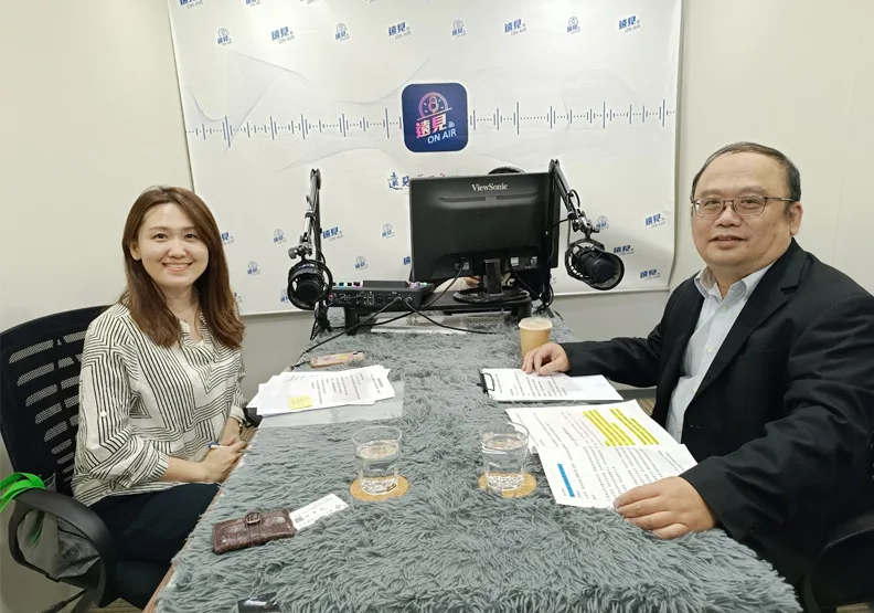 新北市資訊中心主任陳富添（右）與遠見雜誌總編輯林讓均暢談新北市的AI治理。