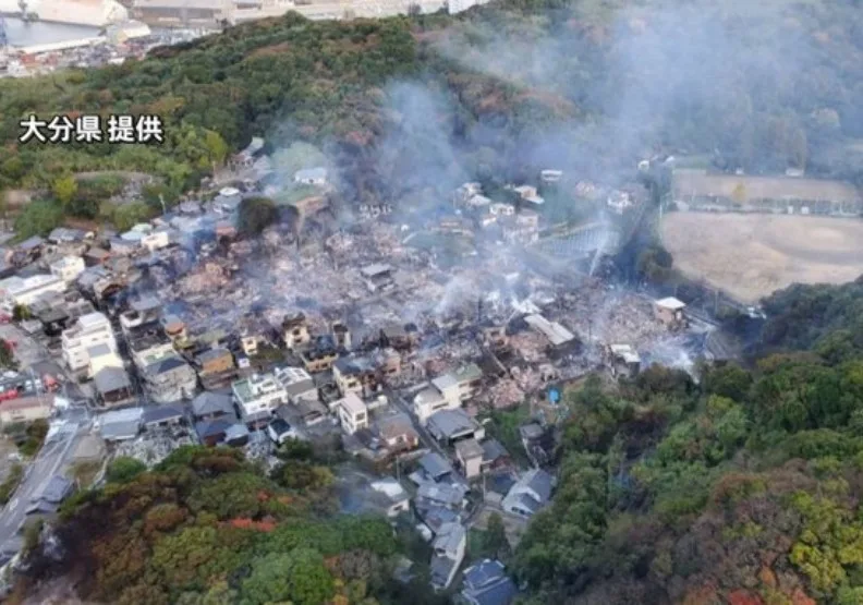 大分市佐賀關地區發生大火，延燒超過170棟建築。取自TOSテレビ大分