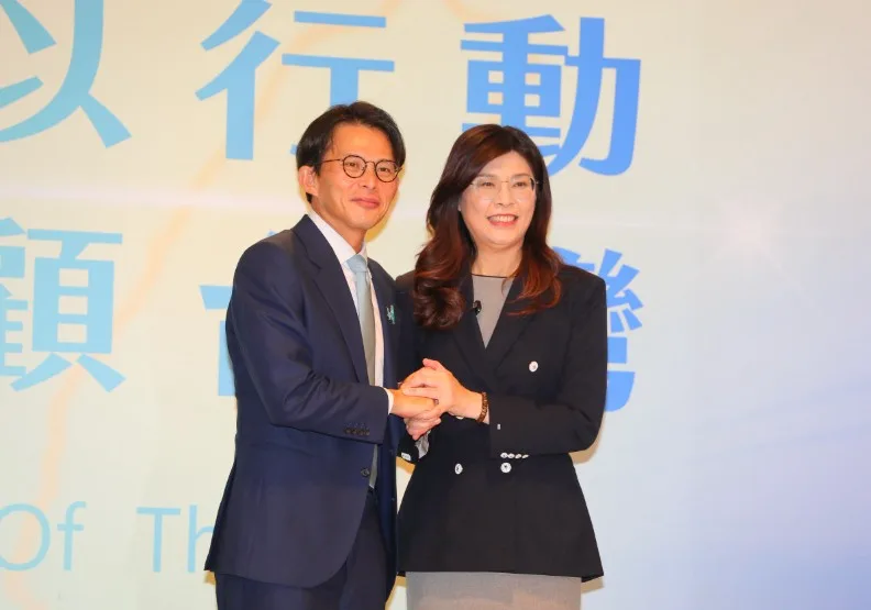 國民黨主席鄭麗文（右），與民眾黨主席黃國昌（左）於去年11月舉行主席高峰會談。資料照，蘇義傑攝