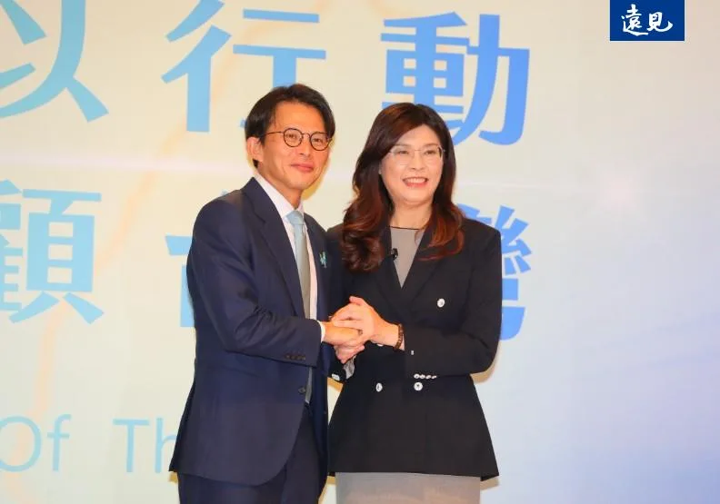 國民黨主席鄭麗文（右），與民眾黨主席黃國昌（左）19日舉行首次主席高峰會談。蘇義傑攝