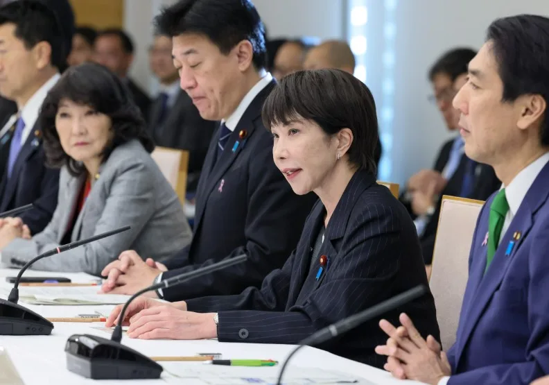 日本首相高市早苗（右2）的涉台言論，引發中方連環反制。取自X@kantei