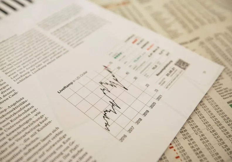 《財報就像一本故事書》／僅為情境圖，取自unsplash
