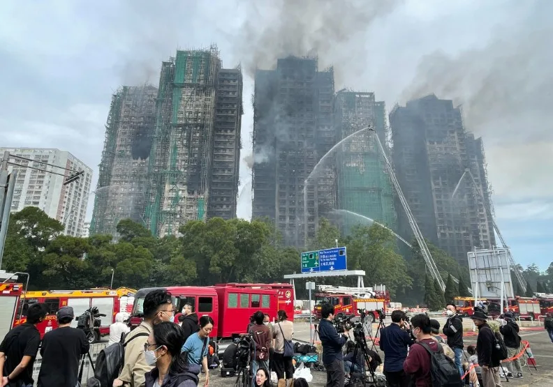 香港大埔有31層樓的宏福苑大廈發生嚴重火災，消防雲梯僅能升至起火大樓高度的一半。（攝於12/27中午）wikimedia commons by Cyril Yoshi