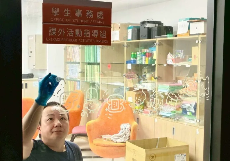 長庚科技大學11月攜手日本知名藝術家大石曉規（Akinori Oi-shi） ，共同推廣「微笑符號點亮校園—藝術共創計畫」。長庚科大提供
