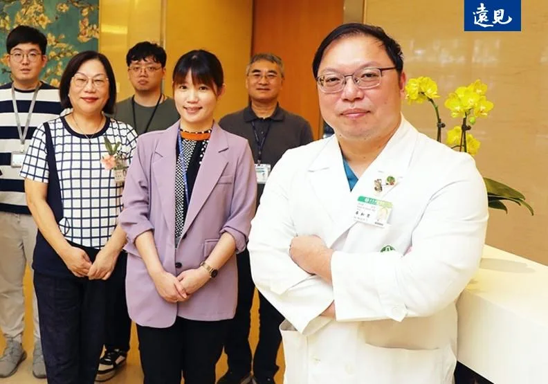亞東醫院的採購數位化平台，將資訊先「集中管理」再「分流共享」，解決傳統供應鏈痛點（右為資材處主任辛和宗）。蘇義傑攝