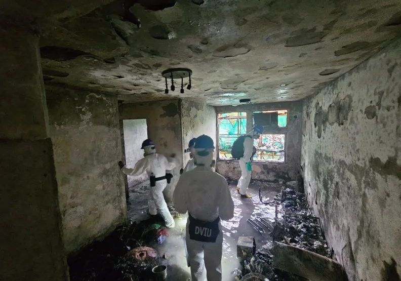 香港新界大埔宏福苑26日發生香港數十年來最嚴重的火災，災後大廈內漆黑一片。取自臉書@香港警察 Hong Kong Police