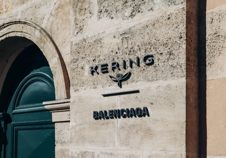 法國精品集團開雲（Kering），從一代木材買賣白手起家、轉型到二代接班，成為全球精品霸主，是一段跨越半世紀的企業傳奇。shutterstock