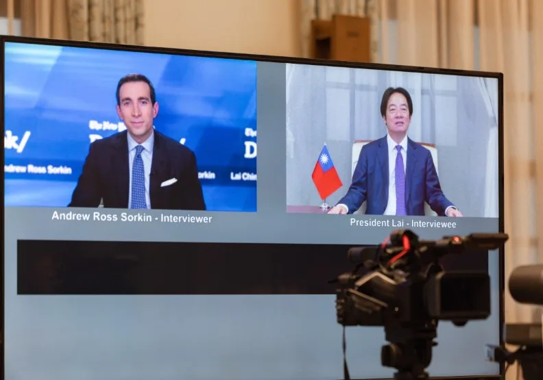 總統賴清德（右）在接受《紐約時報》年度政經論壇「交易錄峰會」（DealBook Summit）專訪。圖左為知名財經記者索爾金（Andrew Ross Sorkin）。總統府提供