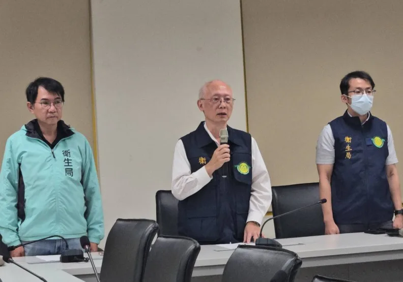 衛生局黃志中局長（中）、潘炤穎副局長（左）、檢驗科林學慶科長（右）召開記者會說明。高雄市衛生局提供