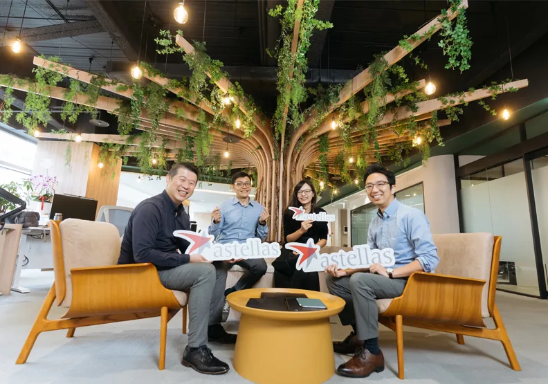 象徵守護患者健康的「生命之樹」立於台灣安斯泰來辦公室中央，取代傳統藥廠的嚴肅氛圍，呈現開放透明的協作空間。