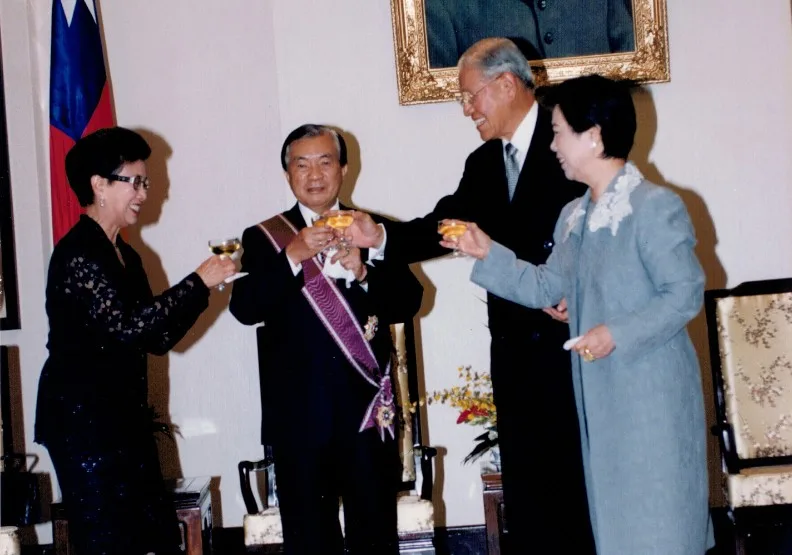 2000年前總統李登輝頒發三等景星勳章予連文彬（左2）。取自台大醫院秘書室