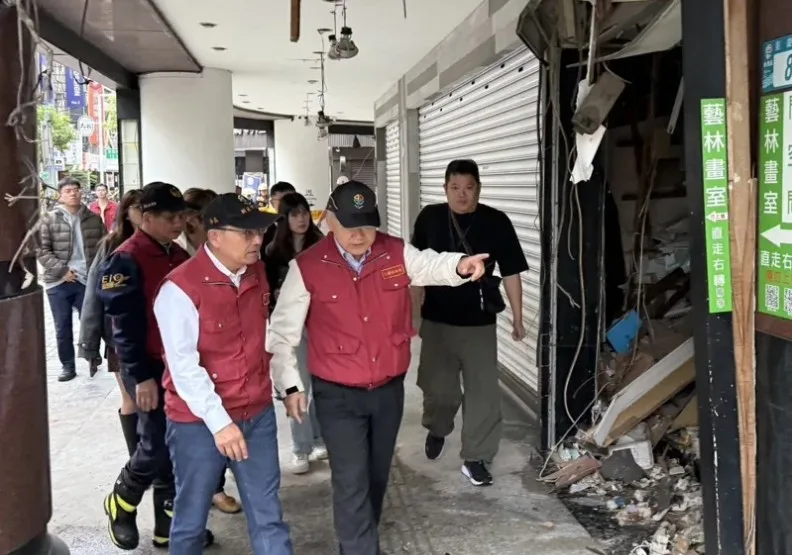 新北市板橋區府中商圈今天凌晨近1時餐廳定食8疑似氣爆，新北市長侯友宜上午到氣爆現場勘災。新北市政府提供