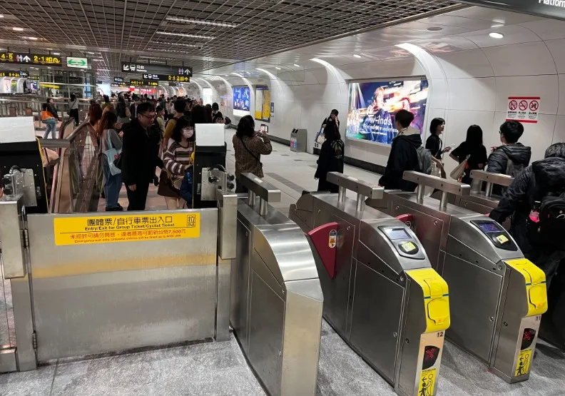 北捷預計明年1月起與公車系統同步開放使用QR乘車碼。遠見編輯部