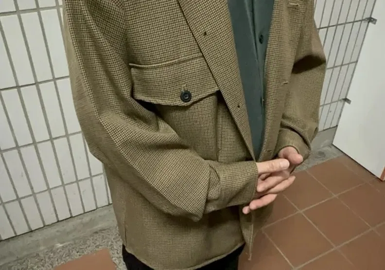 陳爸爸今天特地穿上整身兒子的衣服，希望代替兒子到場，盼司法還給兒子一個公道。取自聯合新聞網，曾健祐攝