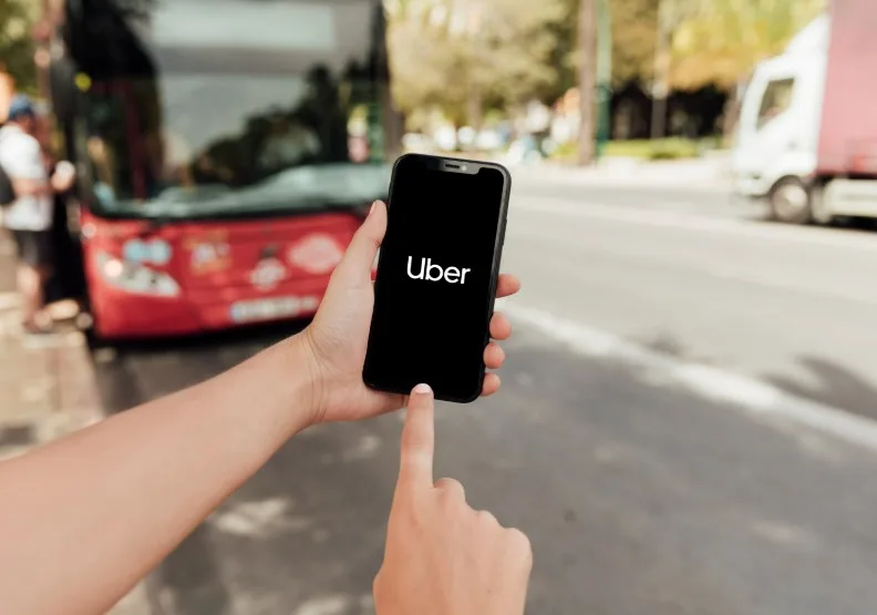 Uber引領共享經濟，卻在移動社會中造成勞動去技能化與資訊不對稱。freepik