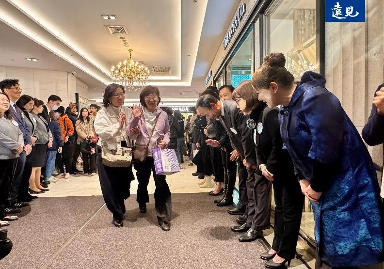 遠東SOGO百貨董事長黃晴雯（右一）親率主管團隊向陪伴敦化館的顧客告別。