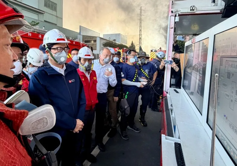 陳其邁說，大發工業區火災控制在廠區範圍內，希望盡量不要波及到其他外界區域。取自臉書@陳其邁 Chen Chi-Mai 
