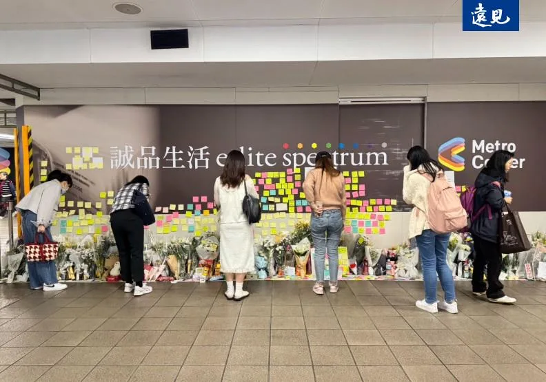 捷運台北車站及中山站19日晚間接連發生攻擊事件，余家昶於北車捨命擋下兇手，防止傷害擴大。事件後，民眾於北車一隅獻花、寫紙條悼念。黃菁慧攝