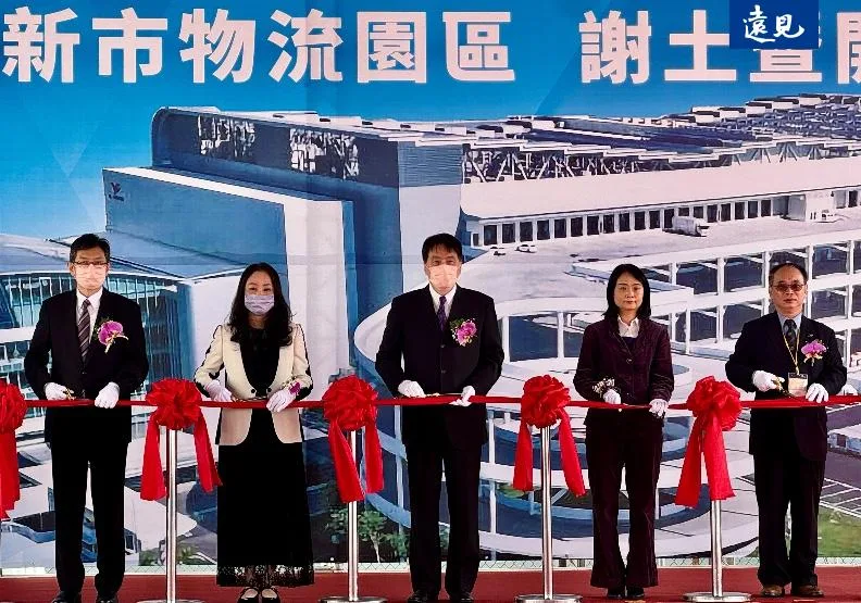統一企業集團董事長羅智先（右三）指出，隨著統一全台物流園區啟用，集團旗下物流單位的營收規模一定會越來越大。