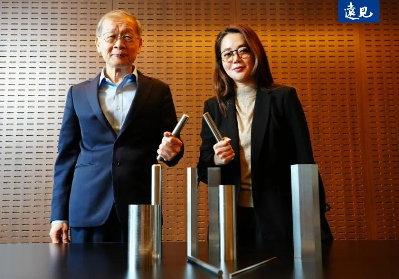 華新麗華副董事長王錫欽（左）、企業策略暨供應鏈管理組織總經理何心怡（右）。陳之俊攝