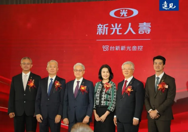 2026開年首個上班日，新光與台新人壽舉辦合併茶會。新壽副董事長洪士琪（左起）、董事長魏寶生、台新新光金控董事長吳東亮、台新銀行公益慈善基金會董事長彭雪芬、新壽董事林維俊與吳昕豪出席合影。蘇義傑攝