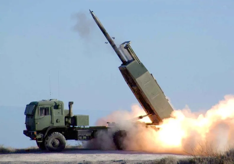 M142「海馬士」多管火箭系統。wikimedia commons by U.S. Army