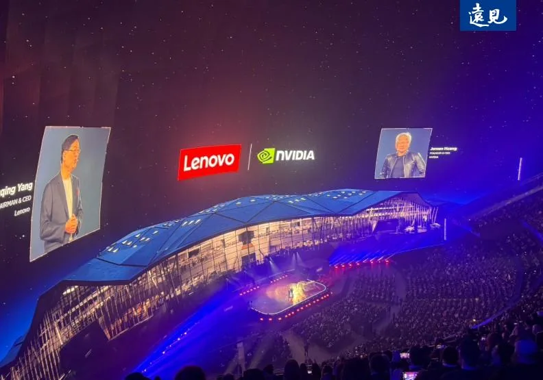 Lenovo集團董事長暨執行長楊元慶（左）在2026 CES進行主題演講，同框輝達執行長黃仁勳（右）。盧佳柔攝