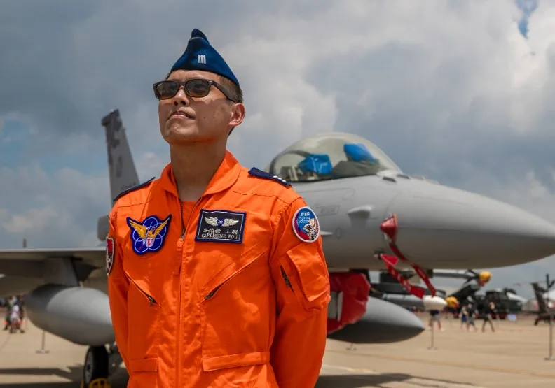 空軍一架F-16V戰機上週在花蓮附近海域失事，上尉飛官辛柏毅失聯至今尚未尋回。取自臉書@IDF 經國號