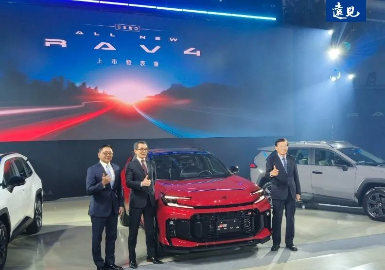 和泰汽車發表新RAV4，右為董事長黃南光，左為總經理蘇純興。段詩潔攝