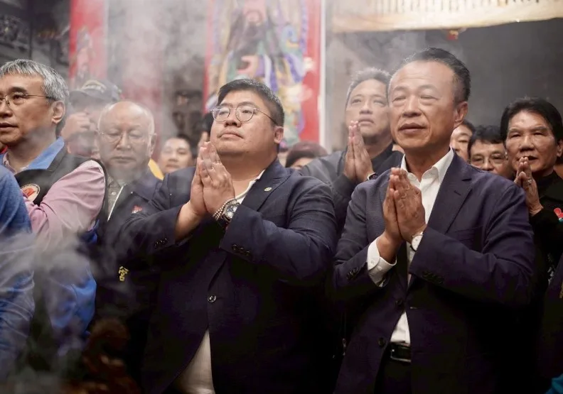 民進黨今天公布2026年嘉義縣長初選民調結果，由蔡易餘（中）勝出。取自臉書@蔡易餘 家己人