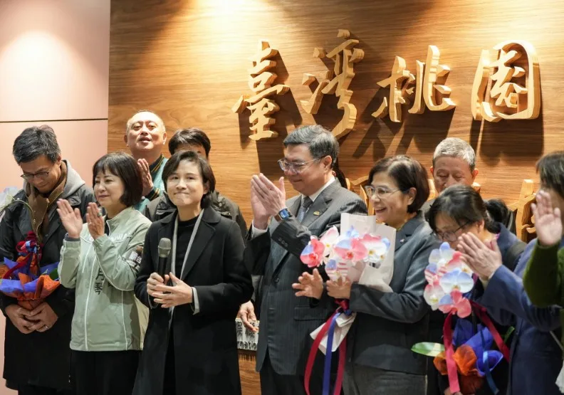 行政院副院長鄭麗君率談判團隊到美國達成台美關稅談判後今天上午返台，行政院長卓榮泰前往桃園國際機場接機。取自臉書@卓榮泰
