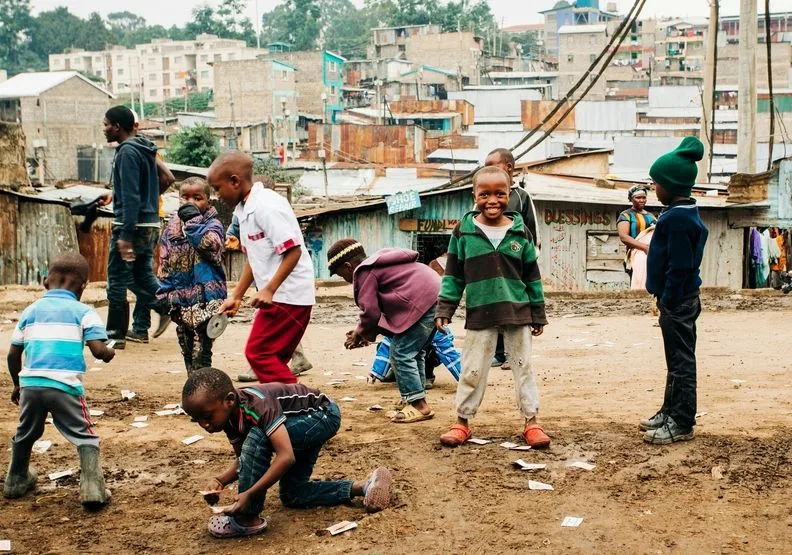 非洲的許多孩子在出生率非常高的環境長大，且生活條件非常困苦。unsplash