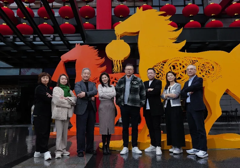 走過氣爆陰霾，新光三越副董吳昕陽（右四）率領主管衝刺千億業績目標。新光三越提供
