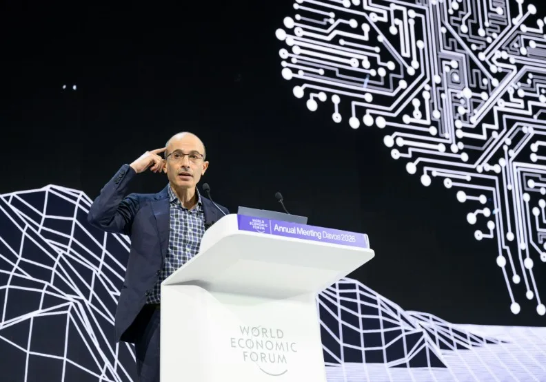 哈拉瑞指出，人類社會與政府應該正視「AI移民」。Flickr by World Economic Forum