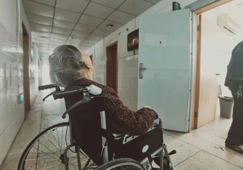 高齡長者往往患有多種慢性病。僅為情境配圖，取自Unsplash