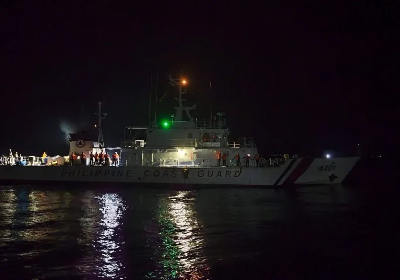 菲律賓海岸防衛隊人員表示，一艘貨客兩用渡輪疑似遭遇技術故障後沉沒。取自臉書@Seaman OnLine