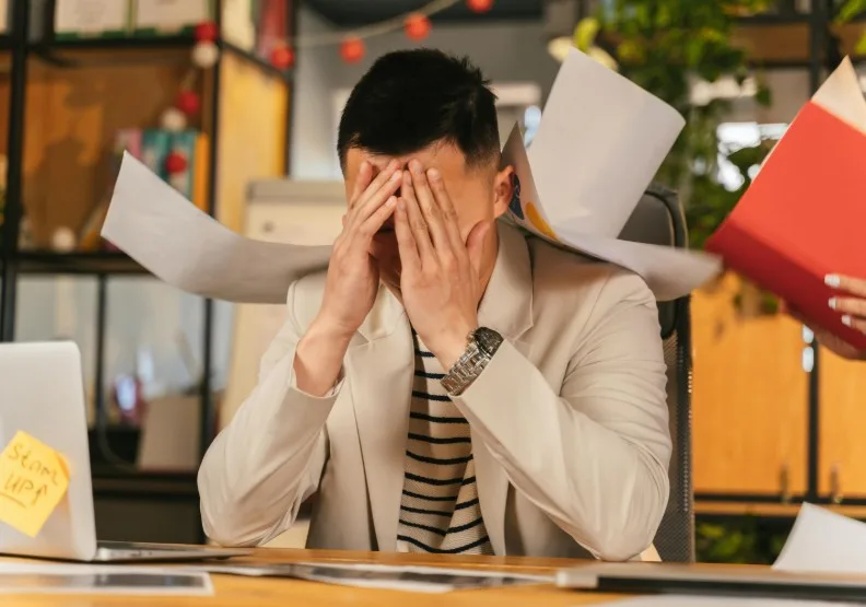 當升遷、加薪與買房逐一失效，努力無法累積成未來安全，Z世代選擇止損而非硬撐。pexels-anthonyshkraba-production