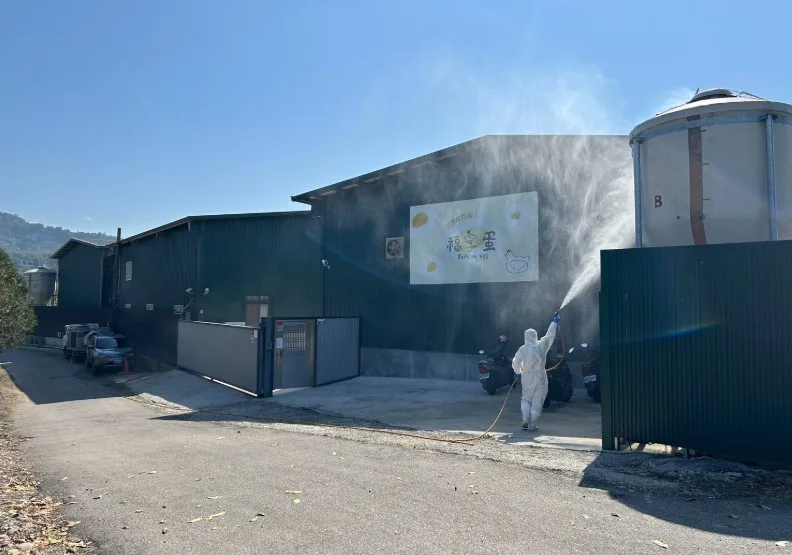 中市府進行禽流感案場及周邊半徑3公里內禽場消毒。台中市政府提供