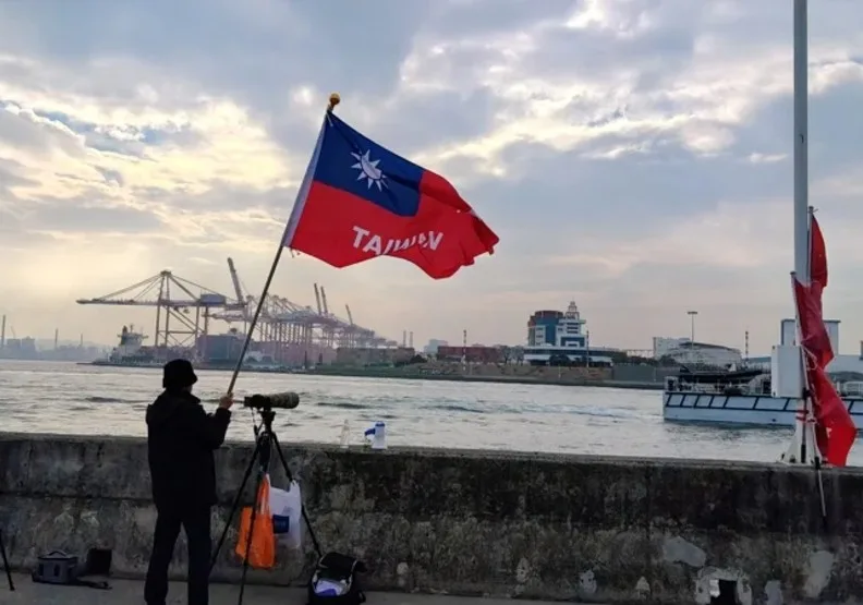 海鯤艦今天再出海潛航測試，軍事迷到場喊加油。取自聯合新聞網，林保光攝