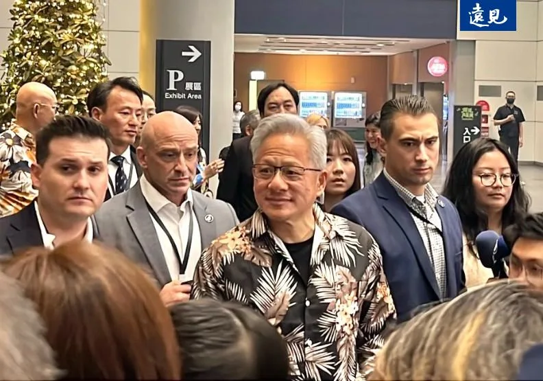 輝達執行長黃仁勳一身喜氣滿滿的黑白花襯衫。張智傑攝