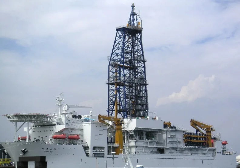 海洋研究開發機構（JAMSTEC）的地球深部探查船「地球號」。wikimedia commons by Gleam