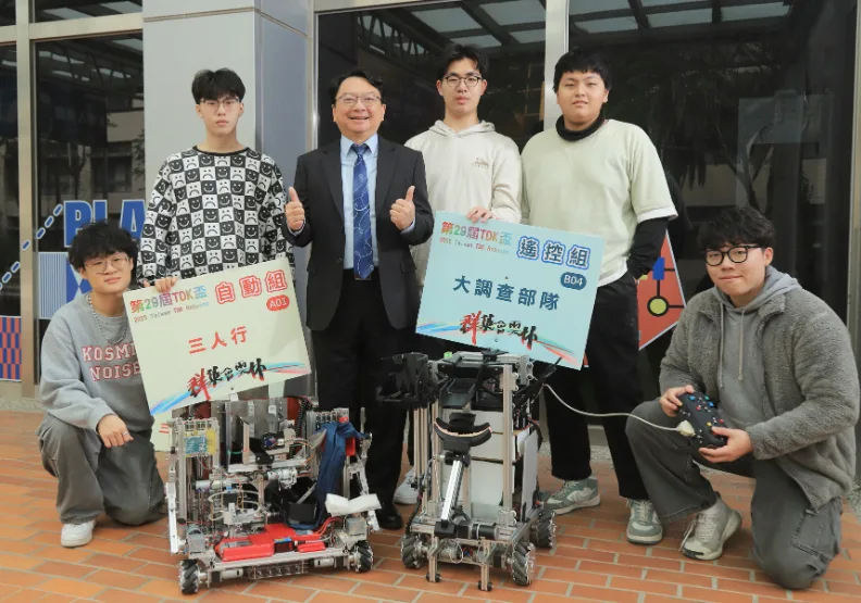 第29屆TDK盃機器人全國競賽，明新科大勇奪「雙冠王＋大滿貫」為最大贏家（圖左三為呂明峯校長，與獲獎學生合影）