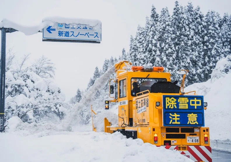 日本正迎戰入冬以來最嚴峻的雪災與極寒氣候，北陸及東北多地降雪創歷年新高。圖為北陸地區公路清除積雪的情形。取自X@mlit_fukui