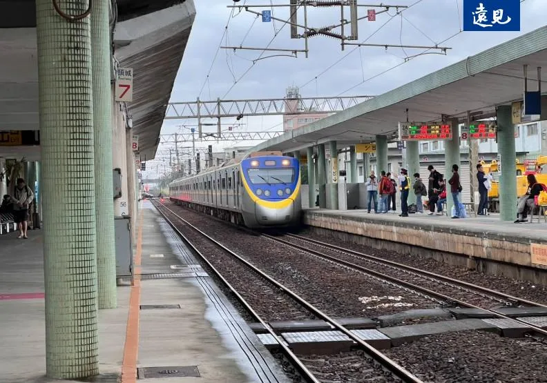 台鐵春節連假再加開64班列車。張婉約攝