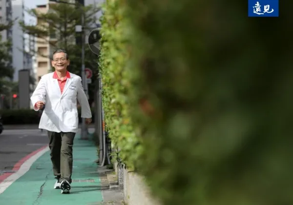 年過70挺拔不駝背！簡文仁：中年起用「心花開、背手擴胸」２招回春