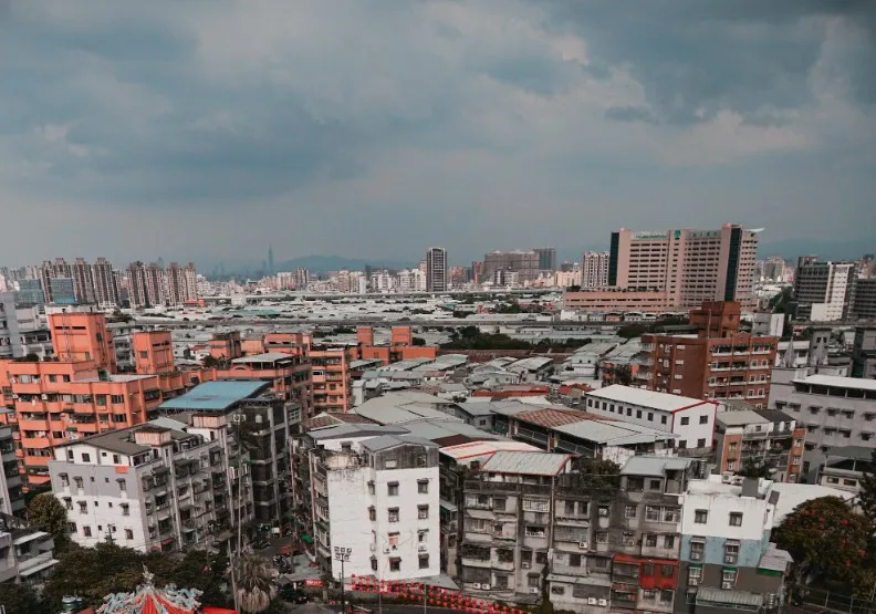 在都市更新改建的過程中，常可聽到各種對改建後生活負擔的憂慮。僅為情境配圖，Unsplash