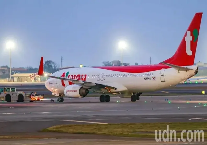 8日一架德威航空的班機於降落時輪胎意外脫落，跑道一度封閉。取自聯合新聞網，黃仲明攝