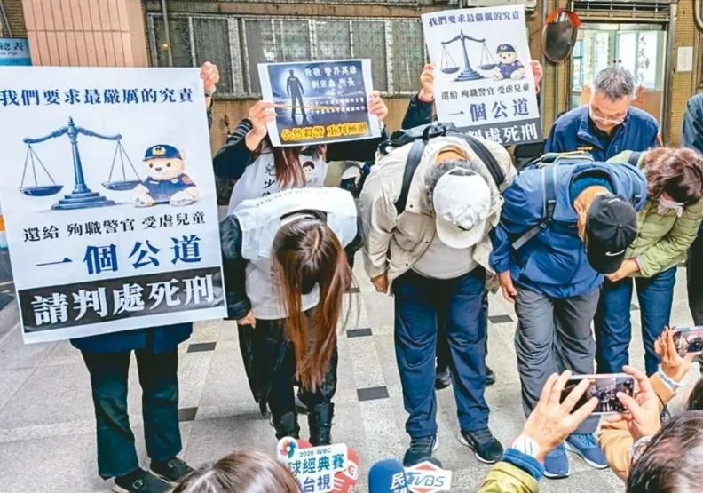 女毒犯陳嘉瑩開車拒檢拖行撞死派出所所長劉宗鑫，新北地院國民法官昨判陳女死刑，家屬感謝司法鞠躬致謝。取自聯合新聞網，蔣永佑攝