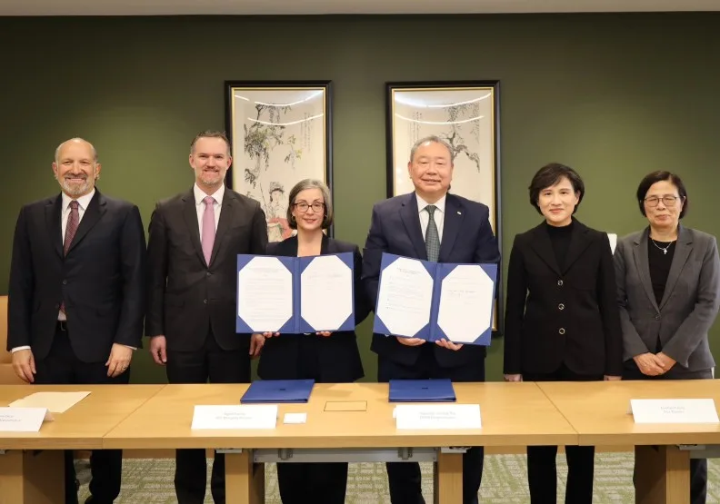 台美雙方於美東時間2月12日簽署台美對等貿易協定後合影。左起：美國商務部盧特尼克（Howard Lutnick）部長、美國貿易代表葛里爾（Jamieson Greer）大使、美國在台協會（AIT）華盛頓總部執行理事藍鶯（Ingrid Larson）、駐美代表處俞大㵢大使、行政院鄭麗君副院長、行政院楊珍妮政務委員。行政院提供
