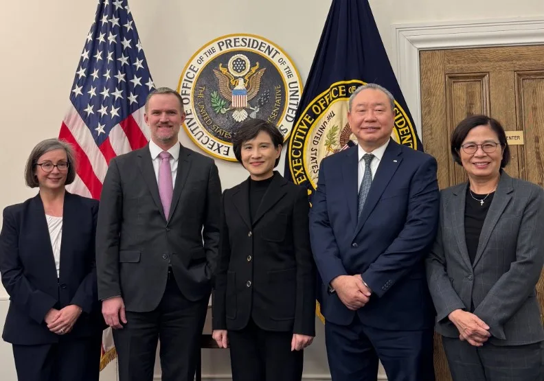 行政院鄭麗君副院長率談判團隊第七輪赴美，美東時間2026年2月12日於美國貿易代表署（USTR）合影。由左至右依序為：美國在台協會（AIT）華盛頓總部執行理事藍鶯、美國貿易代表葛里爾、行政院副院長鄭麗君、駐美大使俞大㵢、行政院政委楊珍妮。取自臉書@鄭麗君